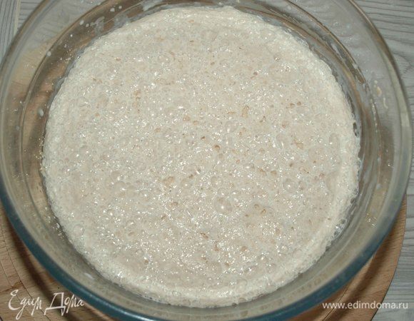 В теплое молоко добавить сахар, 2 ст. ложки муки и дрожжи. Все хорошо размешать и поставить в теплое место минут на 15. Молоко не должно быть горячим. 