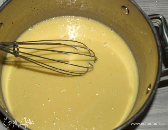 Масло растопить. Добавить постепенно куриные яйца и хорошо взбить, чтоб получилась однородная масса. Масло не должно быть очень горячим, а слегка теплым. Куриные яйца должны быть  комнатной температуры. Добавить сахар. Я только добавляю две ложки сахара к дрожжам. Повидло сладкое, булочки посыпаются сахарной пудрой. Сладости достаточно. Но если вы любите слаще, то добавьте сахар по своему вкусу. 