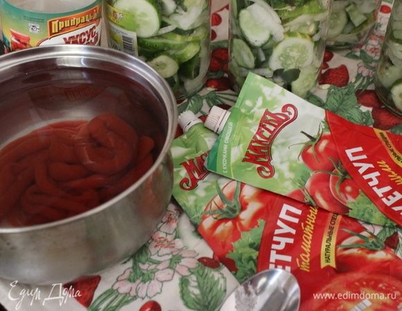 В кастрюлю налить воды, добавить соль, сахар, уксус и по 100 грамм томатного кетчупа и кетчупа чили ТМ «МахеевЪ». Перемешать.