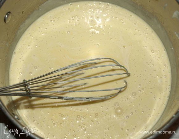 Когда дрожжи хорошо подойдут, то соединить маслянисто-яичную смесь с дрожжами. Хорошо перемешать. 

