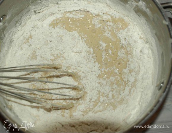 Муку просеять. Добавить в муку соль. Постепенно добавляем муку в маслянисто-яичную смесь с дрожжами.

