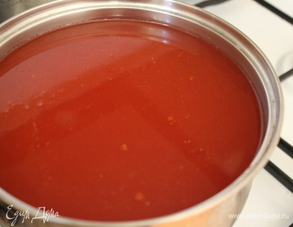 Кастрюлю поставить на огонь, дать закипеть.