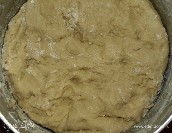 Замешиваем тесто. Накрываем полотенцем или пищевой пленкой. Ставим тесто на 1 час в теплое место.

