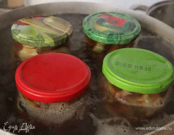 На дно кастрюли положить тканевую салфетку, поставить банки с огурцами. Залить «по плечики» горячей водой. С момента закипания стерилизовать 20 минут.