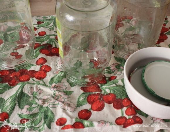 Банки помыть, стерилизовать не нужно. Крышки обдать кипятком.