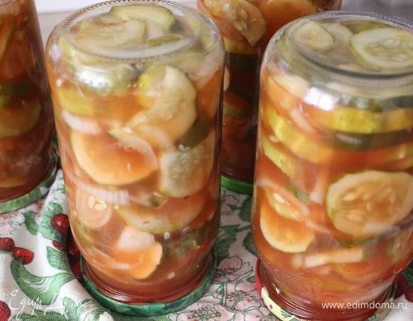 Банки вынуть из воды, закрутить крышки. Банки перевернуть. Дать остыть при комнатной температуре.