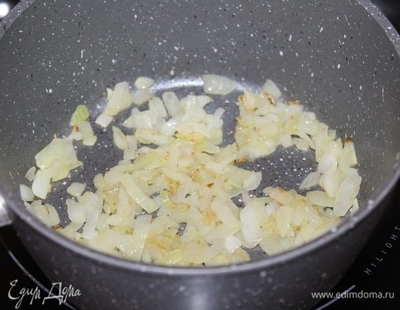 Лук мелко порезать и обжарить на оливковом масле до мягкости.
