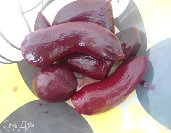 Свеклу заранее отварить и очистить.