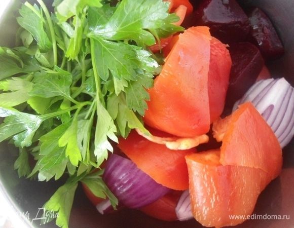Луковицу и перец очистить. Нарезать все крупными кусочками. Петрушку вымыть и убрать грубые стебли. Оставить пару листиков для украшения.