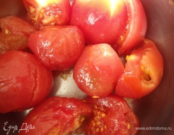 Помидоры ошпарить кипятком и снять кожицу. Нарезать крупно.