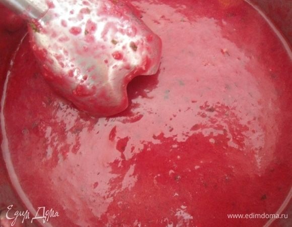 Соединить все овощи и взбить блендером. Добавить растительное масло ,уксус и соль. Взбить еще раз.