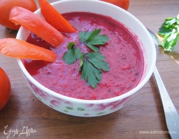 Охладить суп 30 минут и подавать, украсив петрушкой и нарезанными овощами.