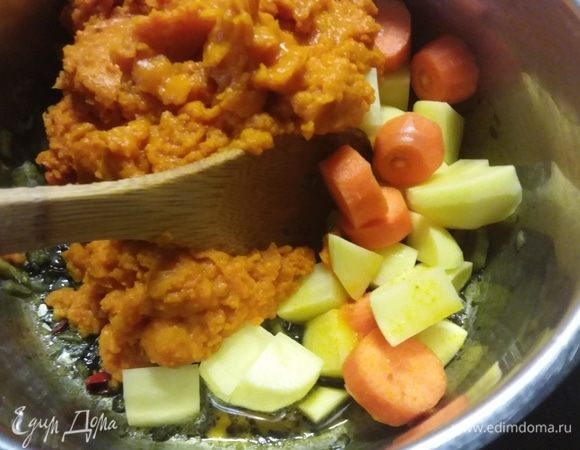 Добавить порезанный мелким кубиком картофель, морковь и тыкву. Я нарезала крупными кусочками, но суп варился дольше. Еще я использовала готовую пюрированную тыкву из заморозки, но вы можете использовать и свежую. 