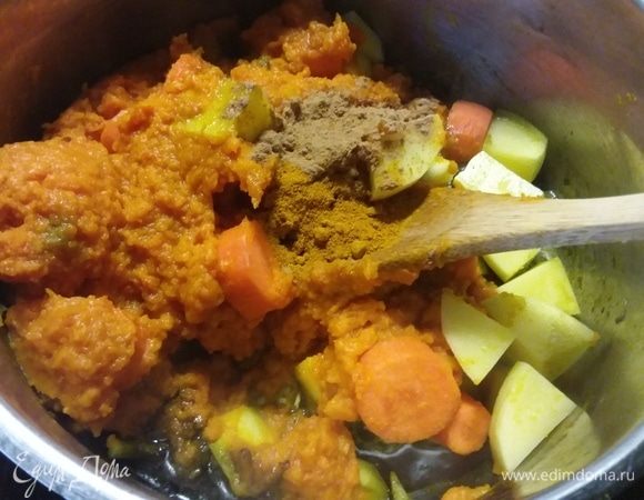 Всыпать карри и корицу. 
