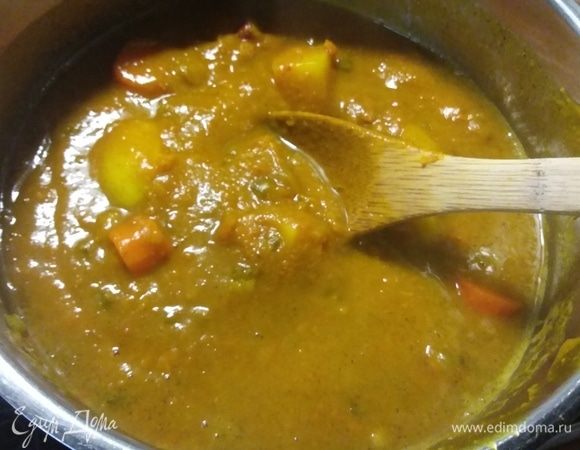 Влить бульона ровно столько, чтобы овощи были им покрыты. 