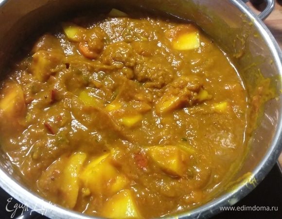 Спелый манго очистить, мякоть нарезать и добавить в суп. Варить под крышкой на слабом огне до готовности картофеля и моркови. 