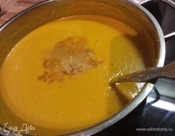 Готовый суп посолить, поперчить, добавить по необходимости еще немного корицы, карри и порошок сухого имбиря. Добавить сок лимона по вкусу. Суп готов. 