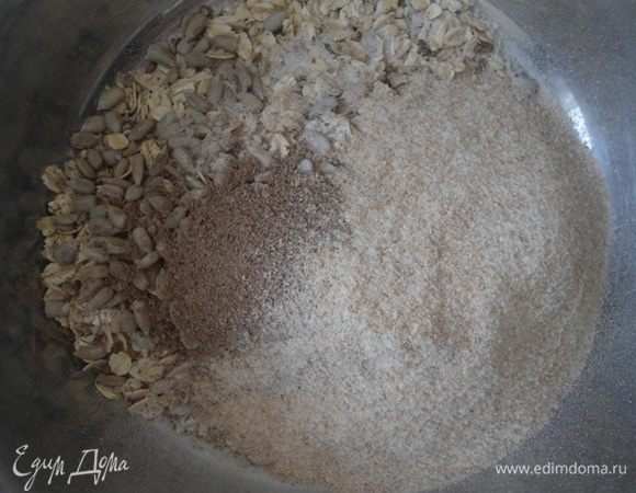 Смешать в миске все сухие ингредиенты. Здесь в плане замены все просто, нет кунжута — замените на тыквенные семечки, не любите подсолнечные — не кладите вовсе.