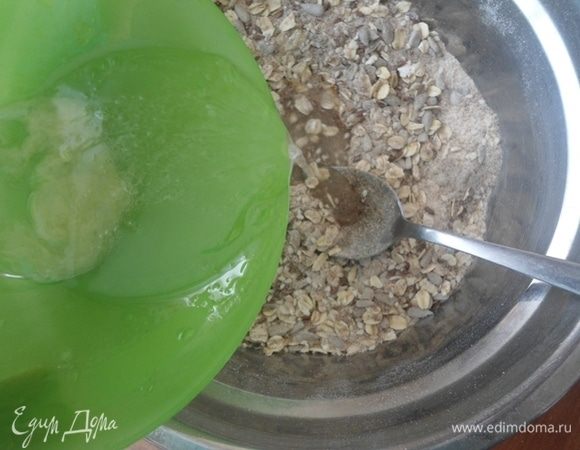 В другой миске смешать мед, масло и воду. Влить в сухую смесь и замесить комок теста. Воды может понадобиться больше или меньше на ложку. Мед можно исключить, если вам нельзя.