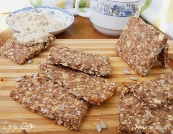 Отделить от пергамента и разломать на крекеры по надрезам. Полезные крекеры на вашем столе!