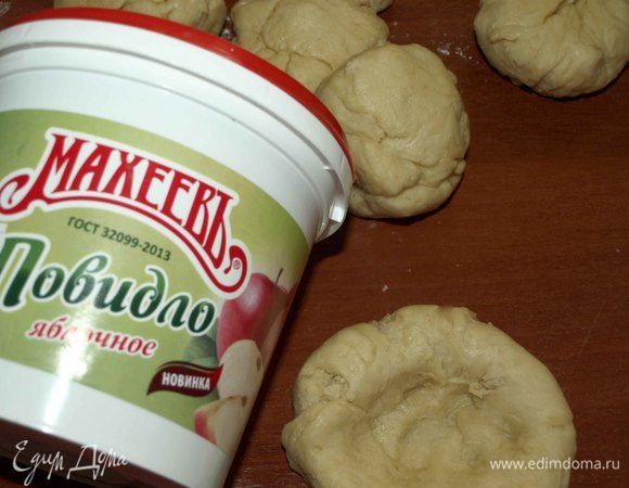 Когда тесто подойдет. Делим его на равные части. У меня 10 частей по 96 г. 