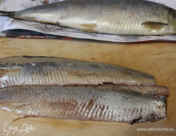 Слабосоленую сельдь разделать на филе без кожи и костей.