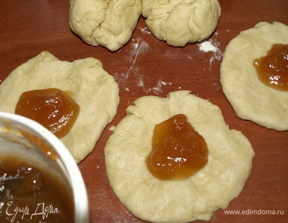 Делаем лепешки. Кладем на середину яблочное повидло ТМ «МахеевЪ». Защипываем и делаем шарики или применяем любой удобный вам способ лепки. 