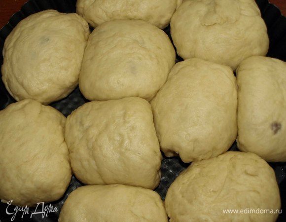 Кладем на противень смазанный растительным маслом. Оставляем на 15 минут под полотенцем.