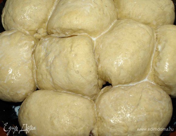 Отправляем булочки в заранее разогретую до 180°С духовку на 30 минут. Через 30 минут достать булочки и смазать молоком. И отправить обратно в духовку на 10 минут. Ориентируйтесь на свою духовку. 