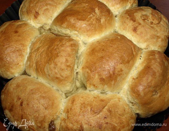 Достаем готовые булочки.