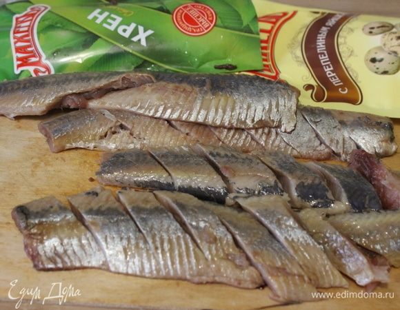 Филе сельди нарезать ломтиками (наискосок). 