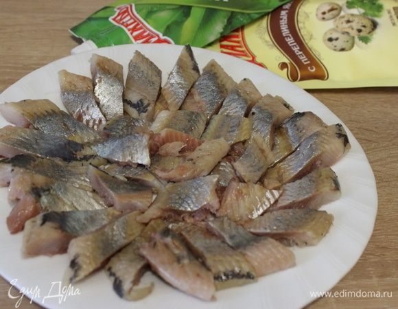 Выложить ломтики сельди на блюдо.