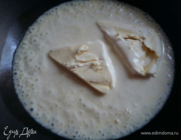 Маргарин растопить на медленном огне. Немного остудить.