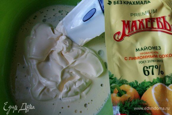 В емкости смешать растопленный маргарин, майонез ТМ «МахеевЪ» с лимонным соком.