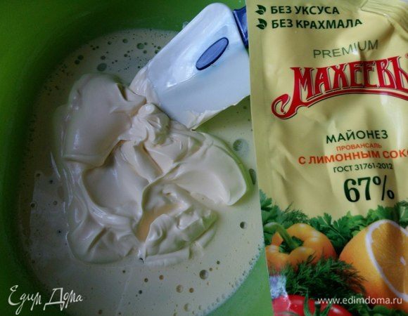 В емкости смешать растопленный маргарин, майонез ТМ «МахеевЪ» с лимонным соком.
