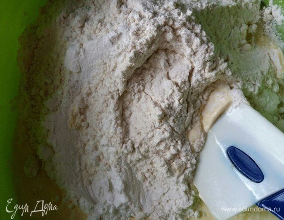 Добавить муку и все смешать в мягкое тесто. Муки может понадобиться немного больше, чем по рецепту. 