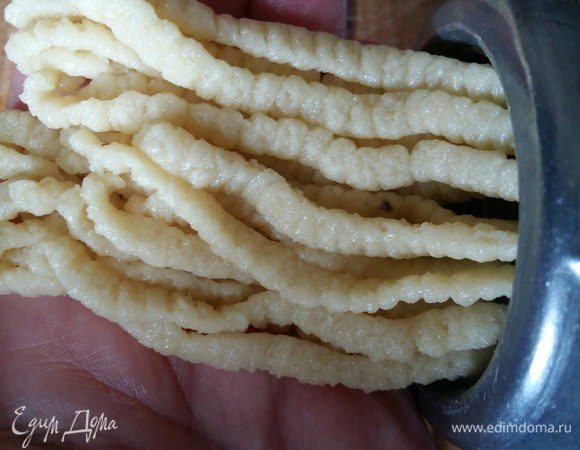 После достать тесто, подготовить мясорубку и начать формовать наше печенье. Длина и ширина может быть любой. Кому как нравится. После формования печенья нужной длины, отрезать ножом и выложить на противень.