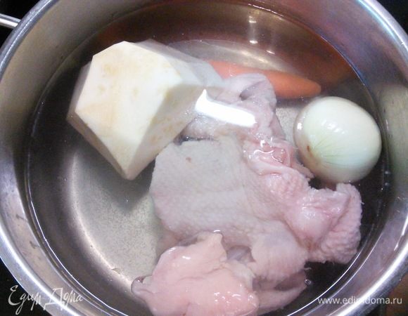 Курицу разделать на порционные кусочки. Из подходящих частей сварить бульон. Как оказалось, бульон не понадобился для данного блюда, но бульон у хорошей хозяйки всегда найдет свое применение. 