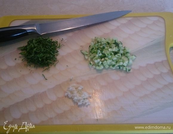 Рубим мелко свежий огурец, мяту, чеснок.