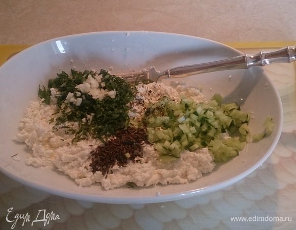 Соединяем все с творогом, добавляем тмин, немного соли и щедро свежемолотого перца обязательно!