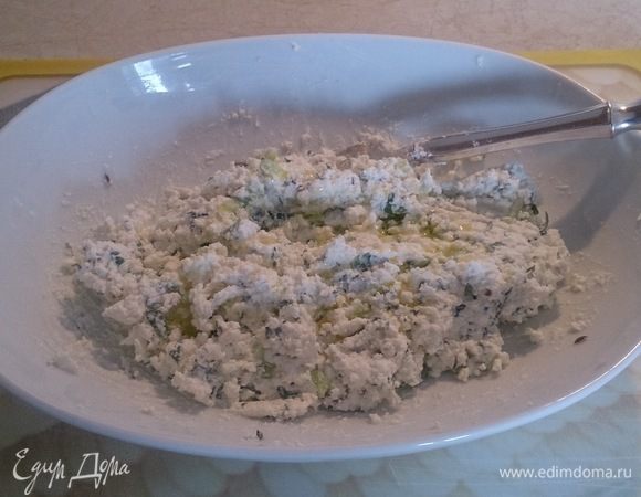 Хорошенько все перемешиваем и добавляем немного оливкового масла.