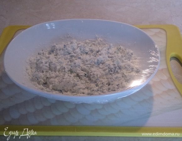 Накрываем пищевой пленкой и убираем в холодильник на полчасика для того, чтобы наша масса хорошенько охладилась.