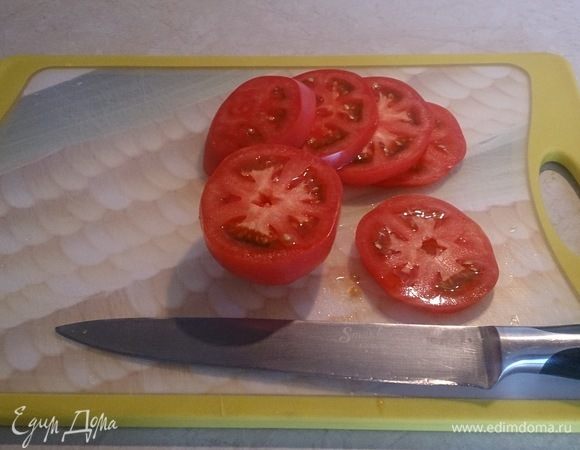 Тем временем нарезаем толстенькими шайбами томаты.