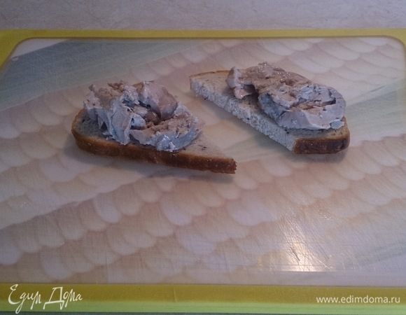 Подсушиваем по желанию в тостере хлеб и выкладываем на него печень трески.