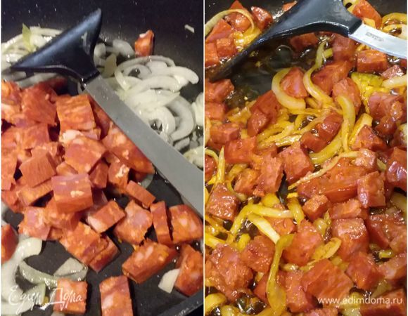 Лук нарезать полукольцами. Обжарить на разогретом масле несколько минут, добавить нарезанную чоризо и обжарить до золотистого цвета. 