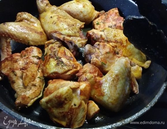 Кусочки курицы обсушить бумажным полотенцем, обжарить на разогретом масле до золотистой корочки. 