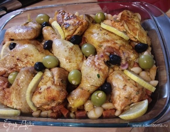 Выложить курицу на фасоль. Маринад смешать с копченой паприкой и влить в форму. Между кусочками курицы разложить ломтики апельсина (у меня лимон) и маслины (у меня зеленые и черные). 