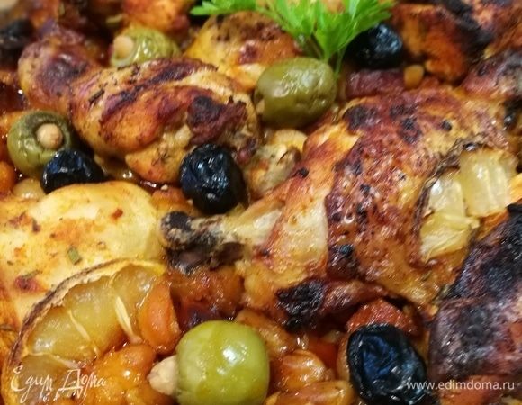 Запекать в заранее разогретой до 200°С духовке 50 минут или до готовности курицы. 