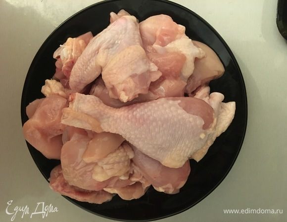 Курицу помыть и порезать на куски.