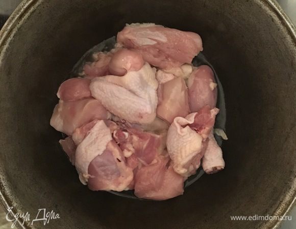 Разогреть казан (или глубокую сковороду), налить масло и обжарить курицу в течении 10 минут, а затем накрыть крышкой и тушить еще 15 минут.